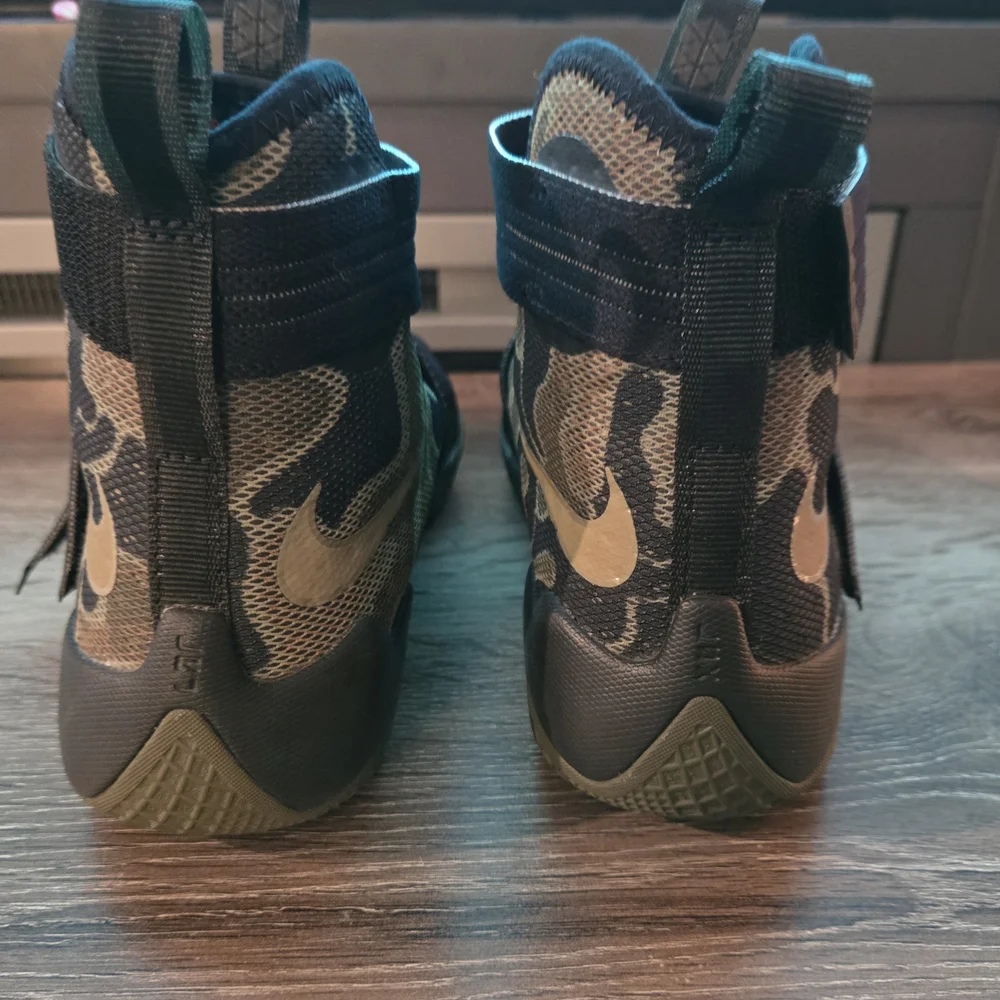 LeBron Solider 10 - Picture 3 of 6
